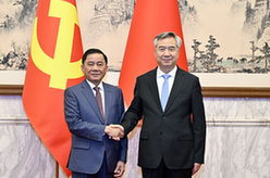 李希同越共中央政治局委員、中央書(shū)記處書(shū)記、中央檢查委員會(huì)主任陳錦繡舉行會(huì)談
