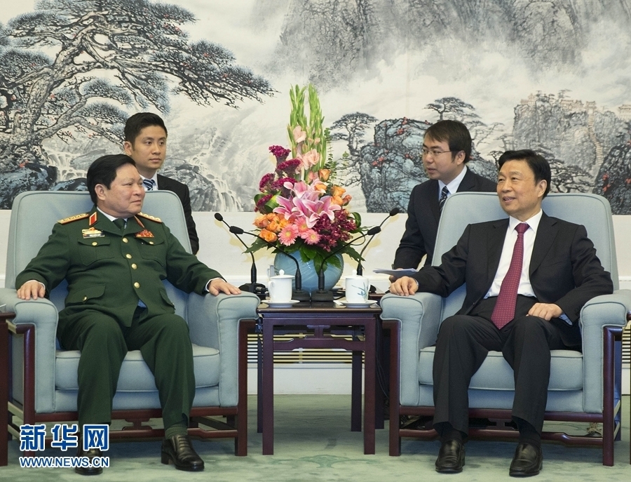 8月29日，中共中央政治局委員、國(guó)家副主席李源潮在北京會(huì)見越南共產(chǎn)黨中央政治局委員、國(guó)防部長(zhǎng)吳春歷。 新華社記者丁林?jǐn)z