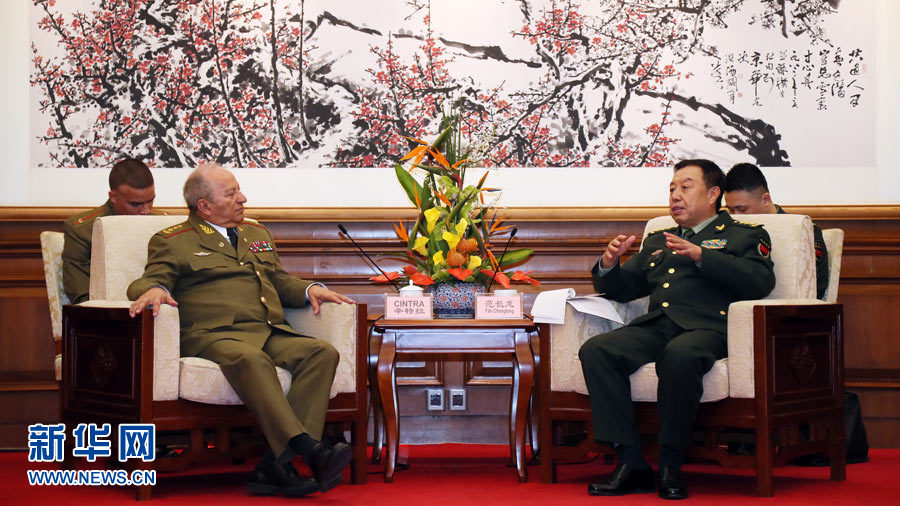 3月28日，中央軍委副主席范長龍在北京釣魚臺國賓館會見來華訪問的古巴革命武裝力量部部長萊奧波爾多·辛特拉。 新華社發(fā)（劉芳 攝） 