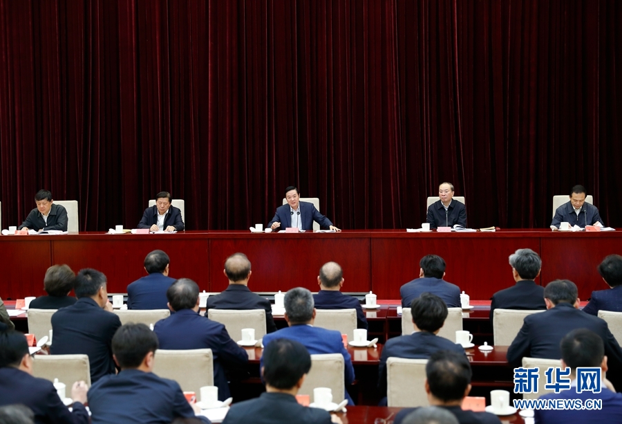 4月13日，中央宣傳部、中央政法委在北京召開貫徹落實《關(guān)于進(jìn)一步把社會主義核心價值觀融入法治建設(shè)的指導(dǎo)意見》電視電話會議。中共中央政治局委員、中央書記處書記、中宣部部長劉奇葆出席會議并講話。新華社記者丁海濤攝