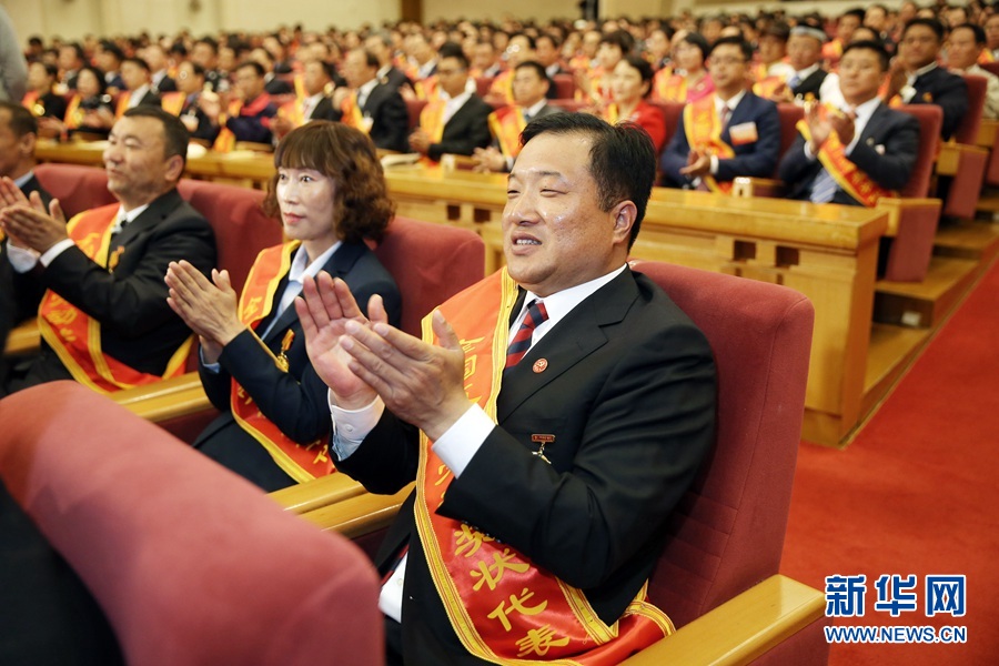 這是與會(huì)代表在表彰大會(huì)上鼓掌。新華社記者 才揚(yáng) 攝