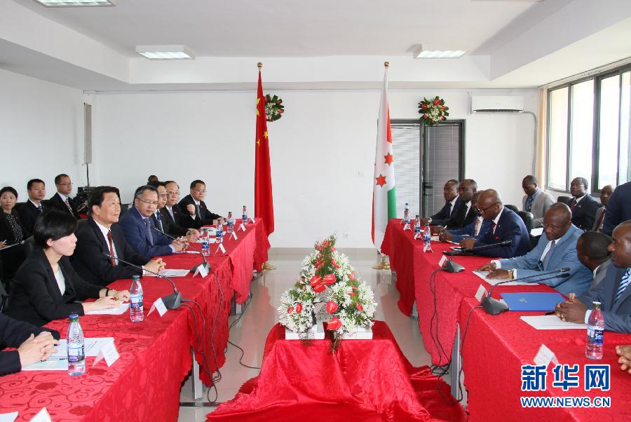  5月11日，中國國家副主席李源潮在布瓊布拉與布隆迪第一副總統(tǒng)辛迪姆沃和第二副總統(tǒng)布托雷舉行會(huì)談。新華社記者 呂天然 攝