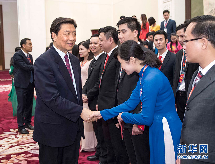 5月22日，中共中央政治局委員、國(guó)家副主席李源潮在北京會(huì)見(jiàn)越南胡志明共青團(tuán)中央書(shū)記處第一書(shū)記黎國(guó)鋒率領(lǐng)的越南青年代表團(tuán)。 新華社記者李濤 攝