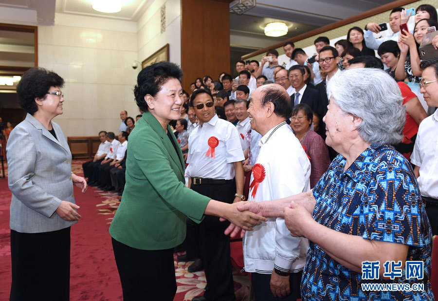 6月16日，中共中央政治局委員、國務(wù)院副總理劉延?xùn)|在北京看望出席中國人口福利基金會成立30周年座談會的歷屆“中華人口獎”獲獎?wù)叽怼Ｐ氯A社記者 饒愛民 攝