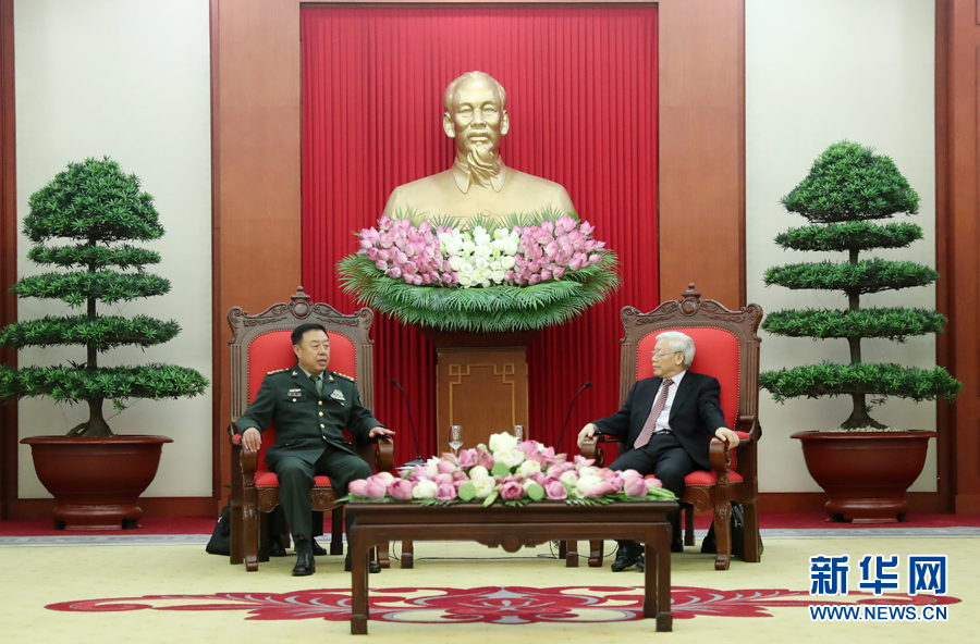 6月18日，在越南首都河內(nèi)，正在越南訪問的中央軍委副主席范長龍（左）會(huì)見越共中央總書記阮富仲。 新華社發(fā)（李曉偉攝） 