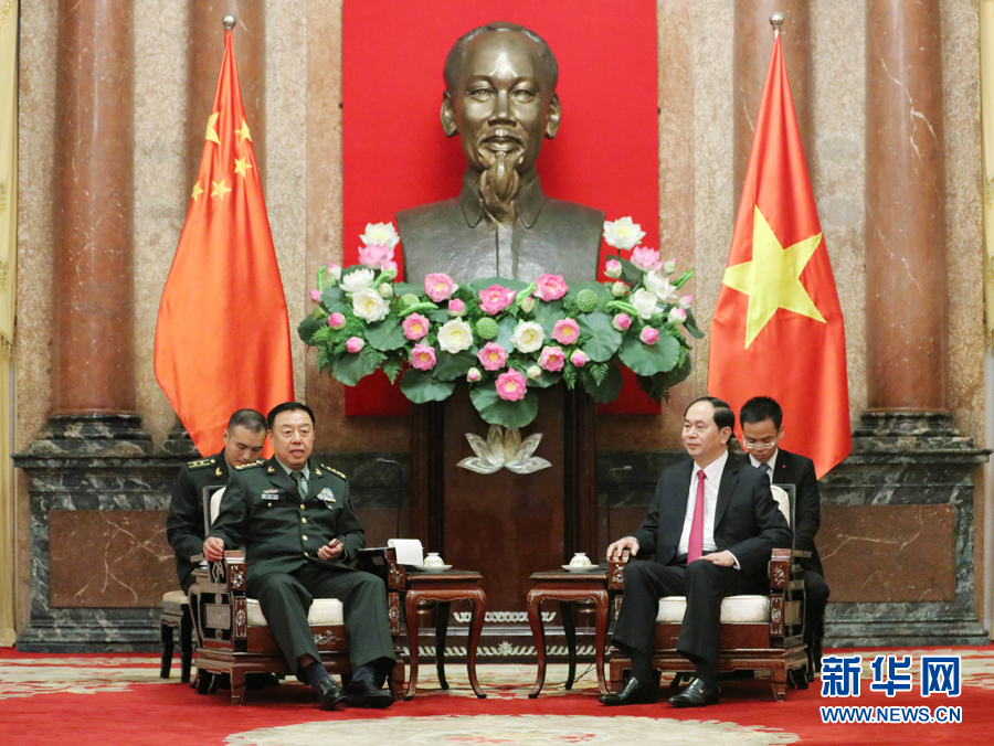 6月18日，在越南首都河內(nèi)，正在越南訪問的中央軍委副主席范長龍（左前）會(huì)見越南國家主席陳大光（右前）。 新華社發(fā)（李曉偉攝）