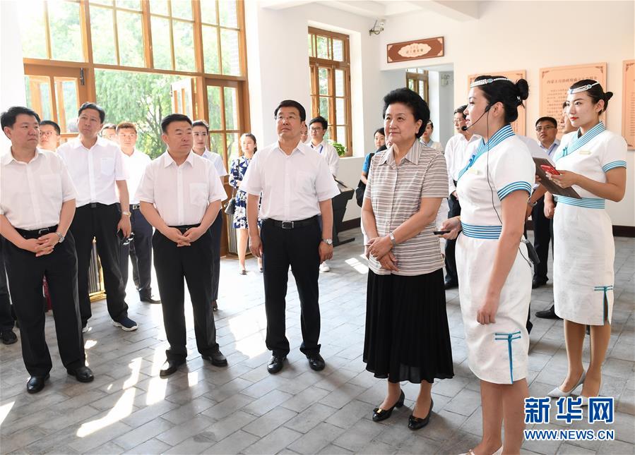 6月25日，全國(guó)民族團(tuán)結(jié)進(jìn)步創(chuàng)建經(jīng)驗(yàn)交流現(xiàn)場(chǎng)會(huì)在內(nèi)蒙古興安盟召開，中共中央政治局委員、國(guó)務(wù)院副總理劉延?xùn)|出席會(huì)議并講話。在內(nèi)蒙古期間，劉延?xùn)|考察內(nèi)蒙古人民代表會(huì)議舊址即“五一會(huì)址”，深入社區(qū)看望各族干部群眾。這是劉延?xùn)|考察“五一會(huì)址”。新華社記者 陳曄華 攝