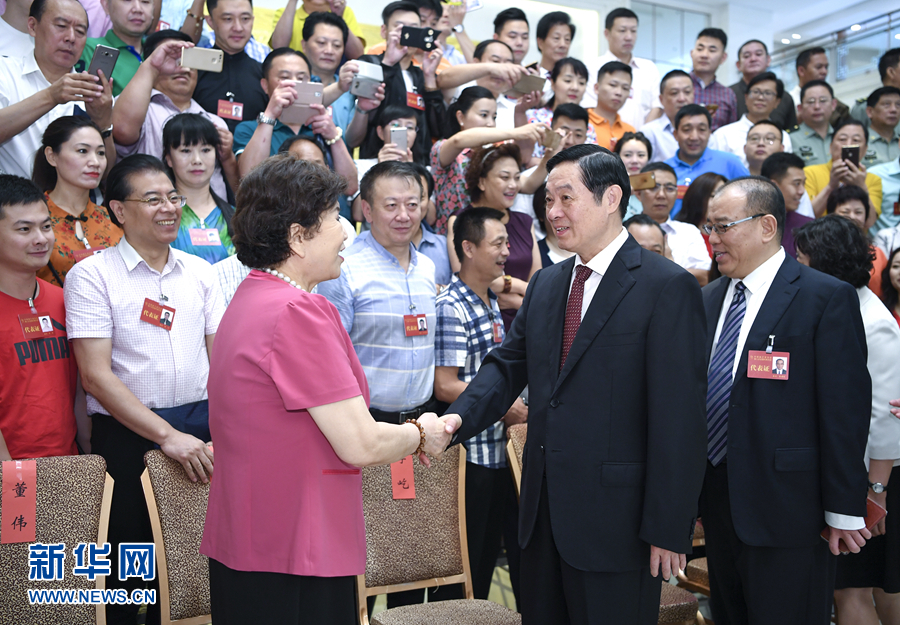 7月19日，中國(guó)曲藝家協(xié)會(huì)第八次全國(guó)代表大會(huì)在北京召開。中共中央政治局委員、中央書記處書記、中宣部部長(zhǎng)劉奇葆出席開幕式并講話。這是開幕式前，劉奇葆接見與會(huì)代表。新華社記者 張領(lǐng) 攝