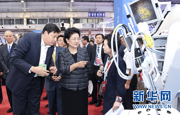 8月23日，2017世界機器人大會開幕式在北京舉行，中共中央政治局委員、國務院副總理劉延東出席并講話。這是開幕式后，劉延東參觀機器人應用展覽。新華社記者 張領(lǐng) 攝