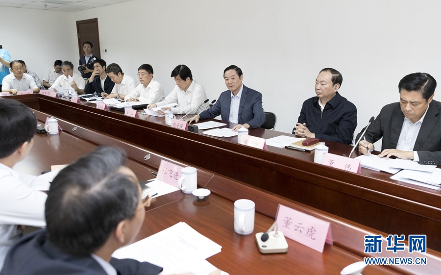 9月22日，中共中央政治局委員、中央書記處書記、中宣部部長劉奇葆在北京調(diào)研京劇像音像工程情況。這是劉奇葆與有關(guān)方面負(fù)責(zé)同志座談交流。新華社記者 丁海濤 攝