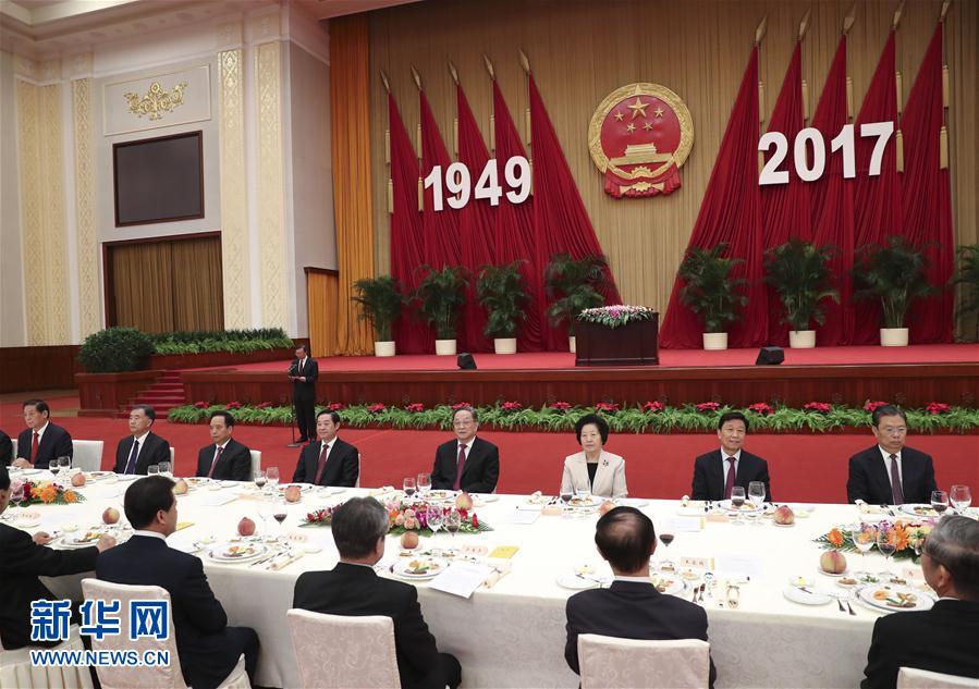 9月28日，全國政協(xié)辦公廳、中共中央統(tǒng)戰(zhàn)部、國務(wù)院僑辦、國務(wù)院港澳辦、國務(wù)院臺辦在北京人民大會堂聯(lián)合舉行國慶招待會。中共中央政治局常委、全國政協(xié)主席俞正聲與2800多名港澳臺僑各界代表歡聚一堂，慶祝中華人民共和國成立68周年。這是俞正聲在招待會上致辭。新華社記者 龐興雷 攝