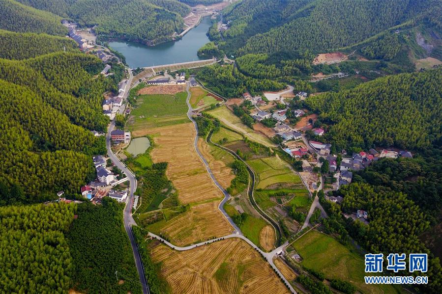 (圖文互動(dòng)·新華全媒頭條)(6)讓農(nóng)民致富奔小康的道路越走越寬廣——黨的十八大以來以習(xí)近平同志為核心的黨中央關(guān)心農(nóng)村公路發(fā)展紀(jì)實(shí)