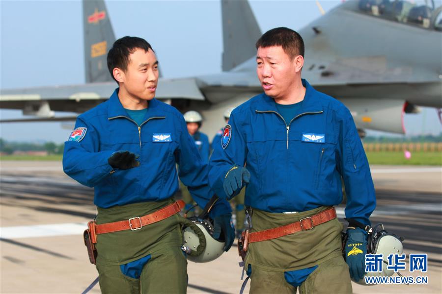 （新華全媒頭條·圖文互動(dòng)）（3）戰(zhàn)鷹，為祖國(guó)奮飛——記空軍航空兵某旅旅長(zhǎng)、特級(jí)飛行員郝井文