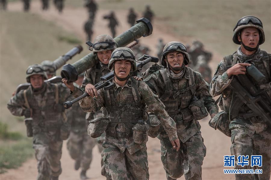 （新華全媒頭條·圖文互動(dòng)）（13）沿著中國(guó)特色強(qiáng)軍之路闊步前進(jìn)——黨中央、中央軍委領(lǐng)導(dǎo)推進(jìn)國(guó)防和軍隊(duì)建設(shè)70年紀(jì)實(shí)