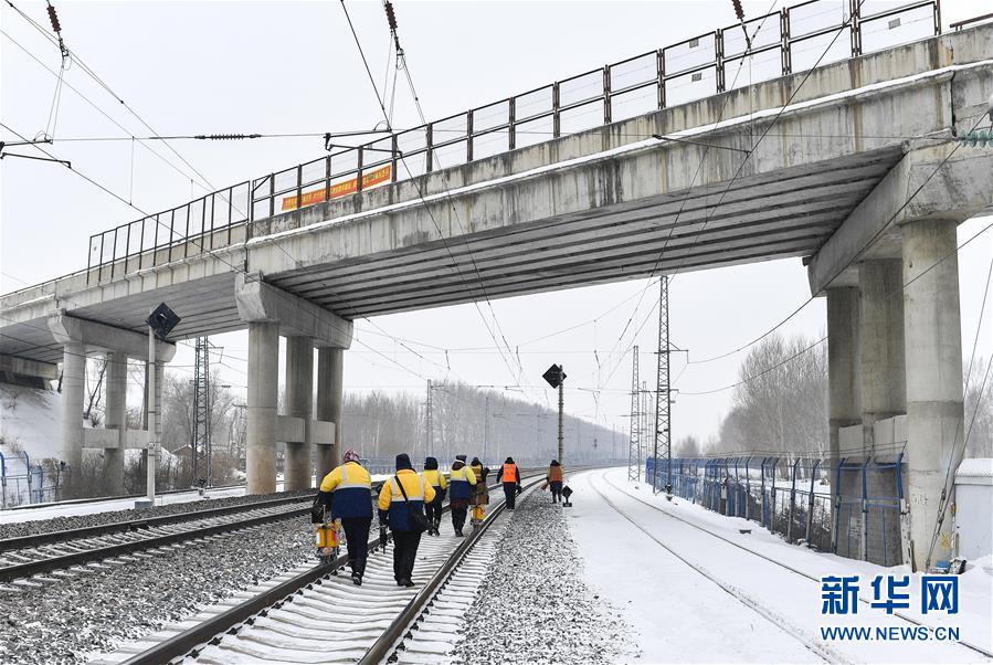 （新春走基層）（12）嚴(yán)寒下的“鐵路醫(yī)生”：風(fēng)雪中守護回家路