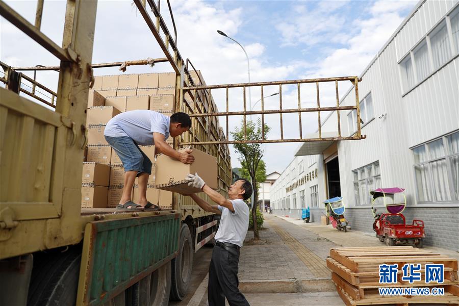 （落實(shí)“六穩(wěn)”“六保”一線見聞·圖文互動）（1）“不讓一名貧困勞動力失業(yè)！”——三峽庫區(qū)穩(wěn)就業(yè)見聞