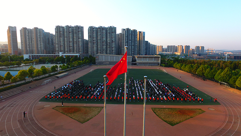 前進(jìn)，前進(jìn)，前進(jìn)進(jìn)! 在偉大變革中彰顯青春