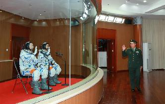 范長龍看望神舟十一號航天員景海鵬、陳冬