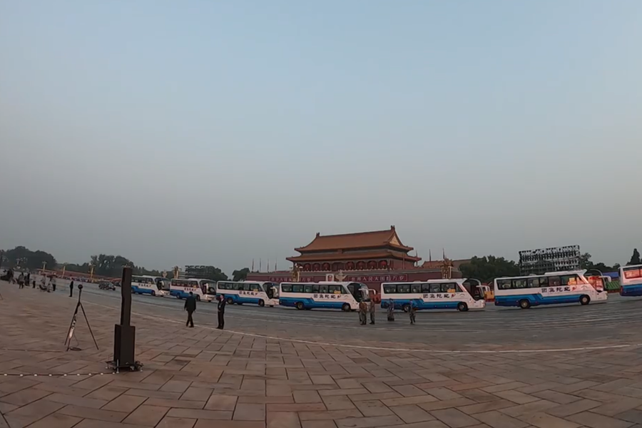 10月1日清晨的天安門城樓和長(zhǎng)安街，燈火通明，正在準(zhǔn)備慶祝大會(huì)的工作人員雖然緊張忙碌，但仍顯得井然有序