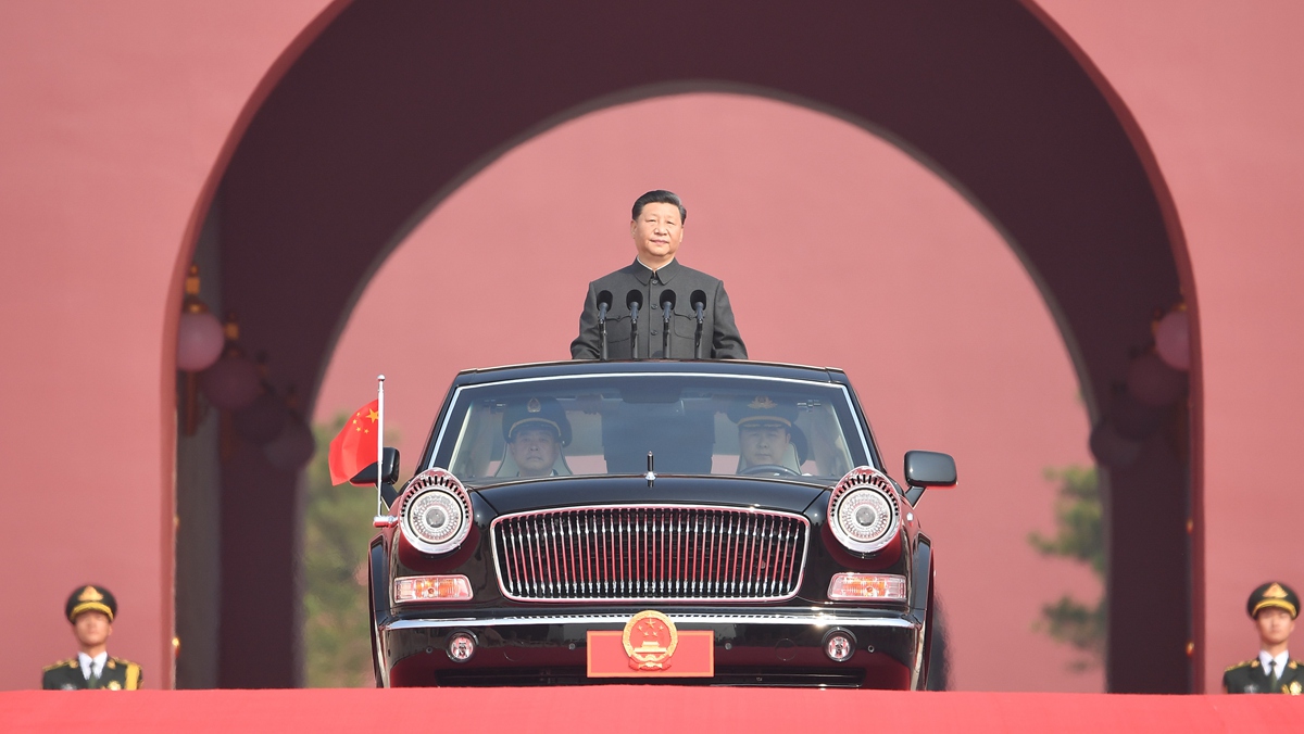 習(xí)近平乘坐檢閱車，經(jīng)過金水橋，駛上長安街