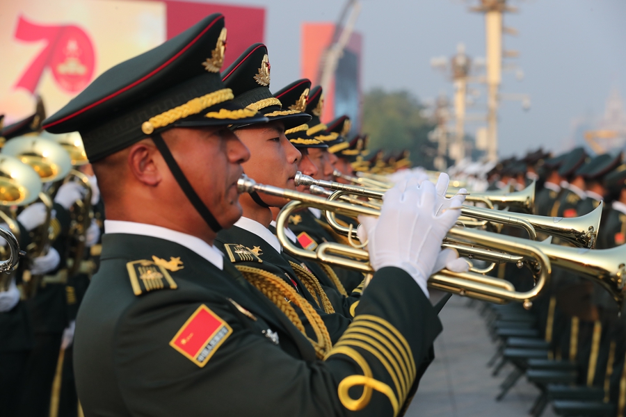 解放軍聯(lián)合軍樂(lè)團(tuán)在廣場(chǎng)就位后進(jìn)行準(zhǔn)備工作和試奏。據(jù)了解，解放軍聯(lián)合軍樂(lè)團(tuán)此次演奏是從開(kāi)國(guó)大典至今歷次閱兵以來(lái)演奏曲目最多的一次，不少曲目是為此次閱兵量身打造的全新作品，此次也是歷次女演奏員最多的一次。