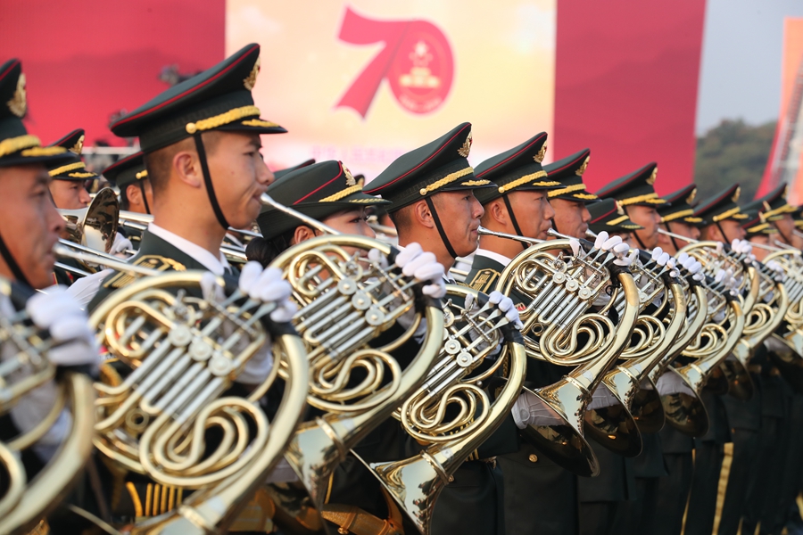 解放軍聯(lián)合軍樂(lè)團(tuán)在廣場(chǎng)就位后進(jìn)行準(zhǔn)備工作和試奏。據(jù)了解，解放軍聯(lián)合軍樂(lè)團(tuán)此次演奏是從開(kāi)國(guó)大典至今歷次閱兵以來(lái)演奏曲目最多的一次，不少曲目是為此次閱兵量身打造的全新作品，此次也是歷次女演奏員最多的一次。