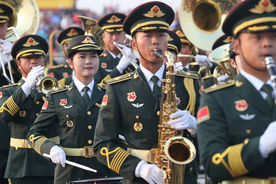 解放軍聯(lián)合軍樂(lè)團(tuán)在廣場(chǎng)就位后進(jìn)行準(zhǔn)備工作和試奏。據(jù)了解，解放軍聯(lián)合軍樂(lè)團(tuán)此次演奏是從開(kāi)國(guó)大典至今歷次閱兵以來(lái)演奏曲目最多的一次，不少曲目是為此次閱兵量身打造的全新作品，此次也是歷次女演奏員最多的一次。