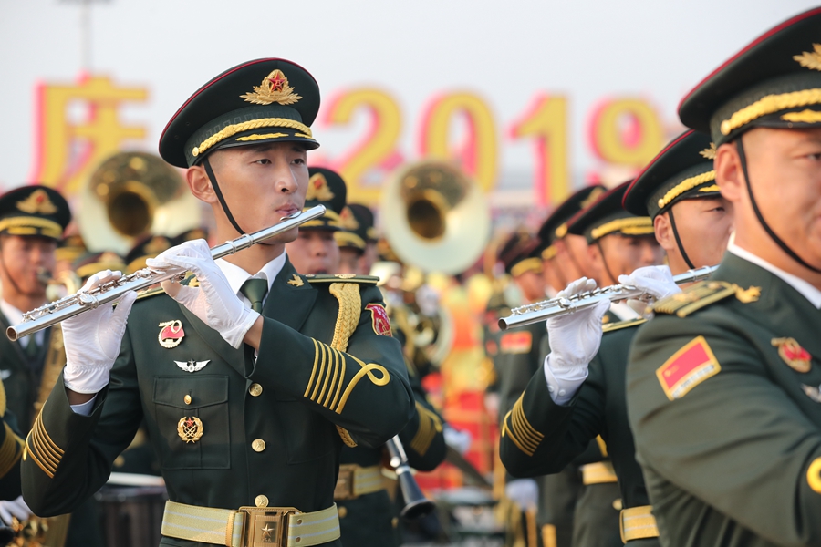 解放軍聯(lián)合軍樂(lè)團(tuán)在廣場(chǎng)就位后進(jìn)行準(zhǔn)備工作和試奏。據(jù)了解，解放軍聯(lián)合軍樂(lè)團(tuán)此次演奏是從開(kāi)國(guó)大典至今歷次閱兵以來(lái)演奏曲目最多的一次，不少曲目是為此次閱兵量身打造的全新作品，此次也是歷次女演奏員最多的一次。