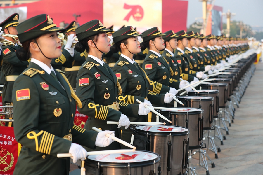 解放軍聯(lián)合軍樂(lè)團(tuán)在廣場(chǎng)就位后進(jìn)行準(zhǔn)備工作和試奏。據(jù)了解，解放軍聯(lián)合軍樂(lè)團(tuán)此次演奏是從開(kāi)國(guó)大典至今歷次閱兵以來(lái)演奏曲目最多的一次，不少曲目是為此次閱兵量身打造的全新作品，此次也是歷次女演奏員最多的一次。