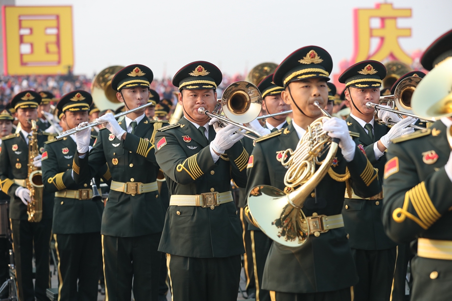 解放軍聯(lián)合軍樂(lè)團(tuán)在廣場(chǎng)就位后進(jìn)行準(zhǔn)備工作和試奏。據(jù)了解，解放軍聯(lián)合軍樂(lè)團(tuán)此次演奏是從開(kāi)國(guó)大典至今歷次閱兵以來(lái)演奏曲目最多的一次，不少曲目是為此次閱兵量身打造的全新作品，此次也是歷次女演奏員最多的一次。