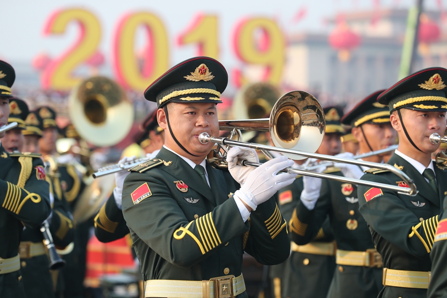 解放軍聯(lián)合軍樂(lè)團(tuán)在廣場(chǎng)就位后進(jìn)行準(zhǔn)備工作和試奏。據(jù)了解，解放軍聯(lián)合軍樂(lè)團(tuán)此次演奏是從開(kāi)國(guó)大典至今歷次閱兵以來(lái)演奏曲目最多的一次，不少曲目是為此次閱兵量身打造的全新作品，此次也是歷次女演奏員最多的一次。