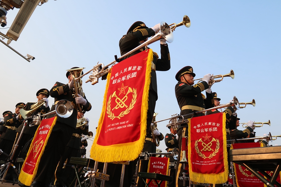 解放軍聯(lián)合軍樂(lè)團(tuán)在廣場(chǎng)就位后進(jìn)行準(zhǔn)備工作和試奏。據(jù)了解，解放軍聯(lián)合軍樂(lè)團(tuán)此次演奏是從開(kāi)國(guó)大典至今歷次閱兵以來(lái)演奏曲目最多的一次，不少曲目是為此次閱兵量身打造的全新作品，此次也是歷次女演奏員最多的一次。