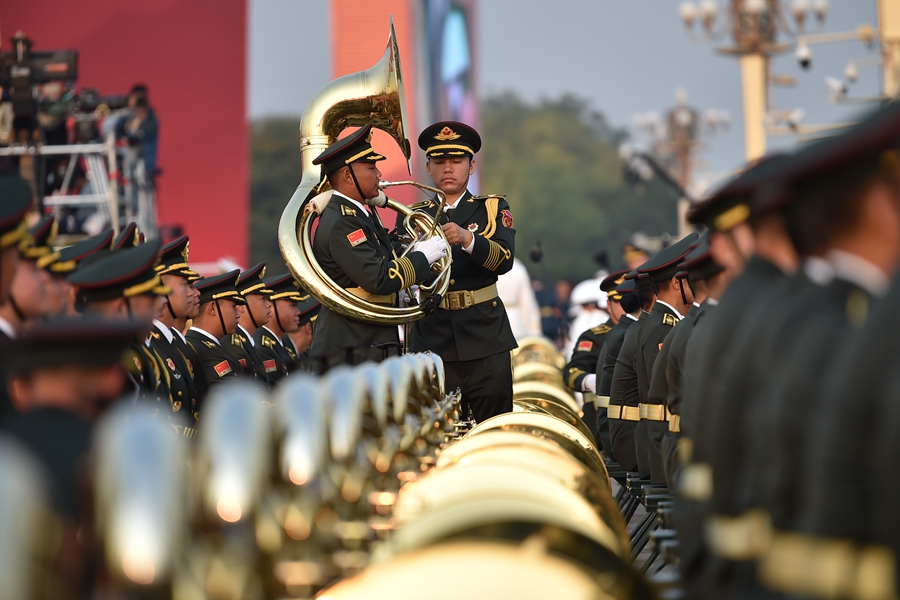 解放軍聯(lián)合軍樂(lè)團(tuán)在廣場(chǎng)就位后進(jìn)行準(zhǔn)備工作和試奏。據(jù)了解，解放軍聯(lián)合軍樂(lè)團(tuán)此次演奏是從開(kāi)國(guó)大典至今歷次閱兵以來(lái)演奏曲目最多的一次，不少曲目是為此次閱兵量身打造的全新作品，此次也是歷次女演奏員最多的一次。
