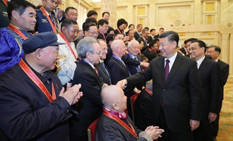 慶祝大會結(jié)束后，習(xí)近平等會見受表彰人員及親屬代表