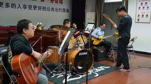 追夢(mèng)中國(guó)人|侯孝輝：左手方向盤，右手麥克風(fēng)