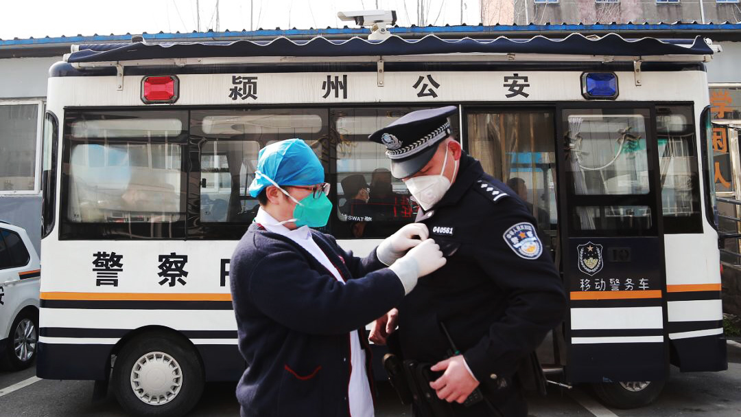 警察魏云龍：咫尺之間，各自?shī)^戰(zhàn)