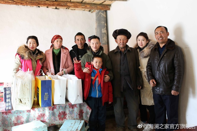奧運(yùn)冠軍體操名將楊威把溫暖帶到北疆小朋友們的家中，把體育精神與奮斗的信念，傳遞到所有北疆孩子們的心中。