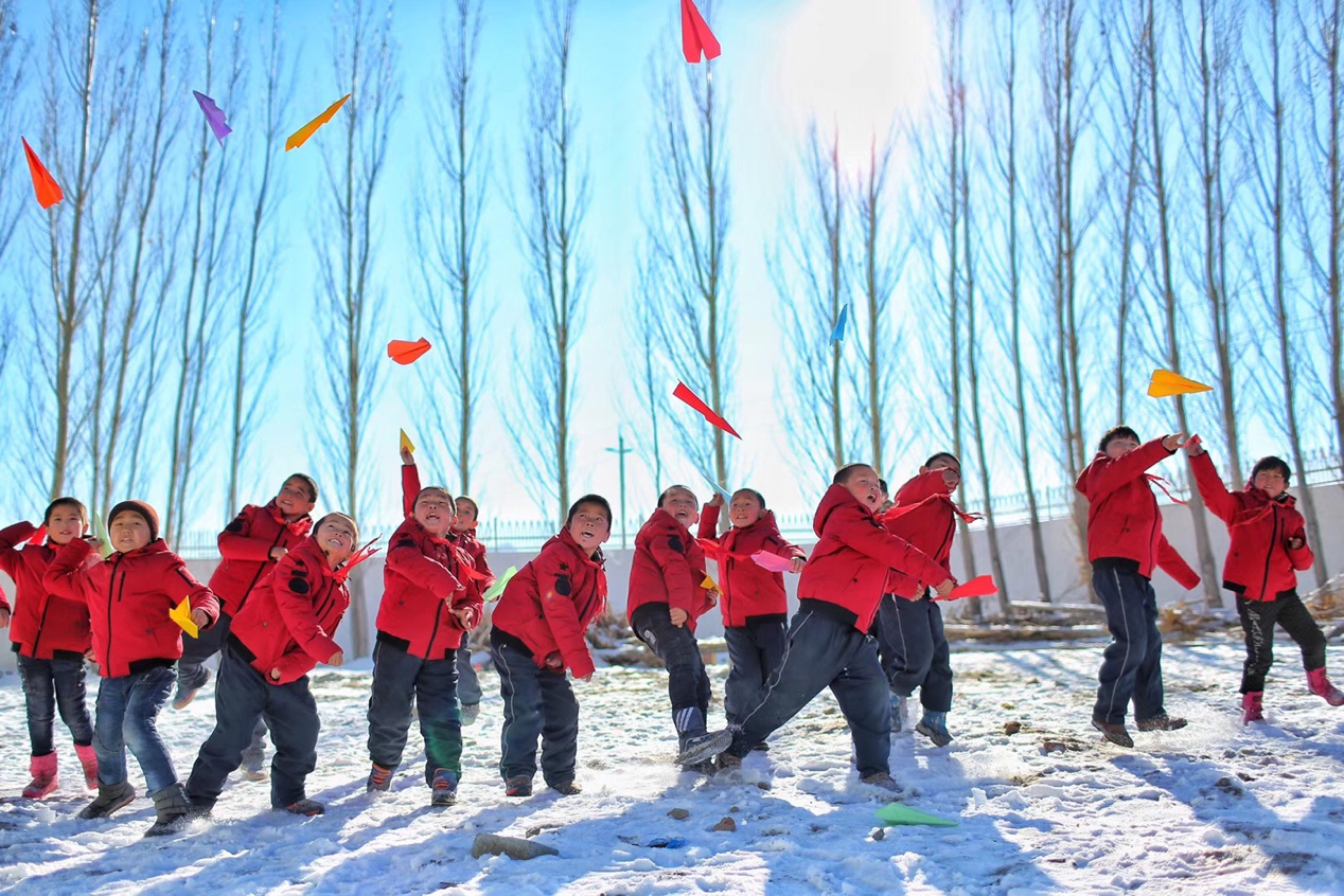 2017年11月15日， “多一克溫暖”公益行動(dòng)走進(jìn)北疆地區(qū)，實(shí)現(xiàn)了從物質(zhì)捐贈(zèng)到“物質(zhì)+精神”溫暖的升級(jí)。 “體操冠軍”楊威、好妹妹樂隊(duì)等傾情加盟，不僅為孩子們帶來加厚羽絨服和御寒物資，還準(zhǔn)備了溫暖的課堂。