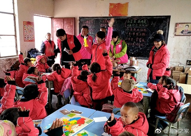 2018年，由海瀾之家攜手網(wǎng)易新聞打造的“多一課溫暖”課程平臺(tái)讓一間間溫暖的課堂走向深山與邊陲。帶著貼合孩子教育需求的線上內(nèi)容和教師、各領(lǐng)域KOL及愛心人士組成的愛心團(tuán)隊(duì)，海瀾之家用實(shí)際行動(dòng)為孩子的教育加溫，踐行“多一克溫暖”。