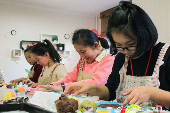 在北京，孩子們上了一節(jié)別開生面的廚藝課——手工DIY餅干。孩子們腦洞大開親自上手，從制作到出爐不僅留下了噴香的餅干，還留下了珍貴的回憶。親手做的餅干孩子們舍不得獨(dú)享，成為了回程路上最重要的“伴手禮”
