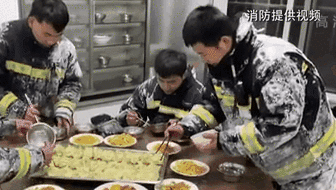 零下14度滅火后 消防員吃飯這一幕讓人心疼！