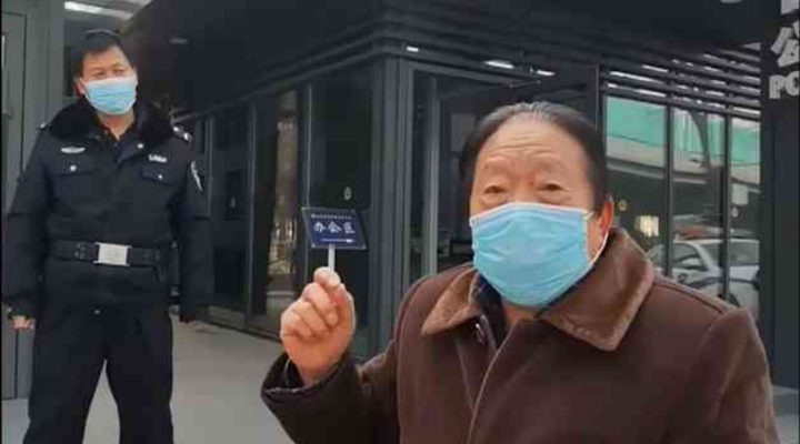 社區(qū)封閉，76歲的他為什么要出來