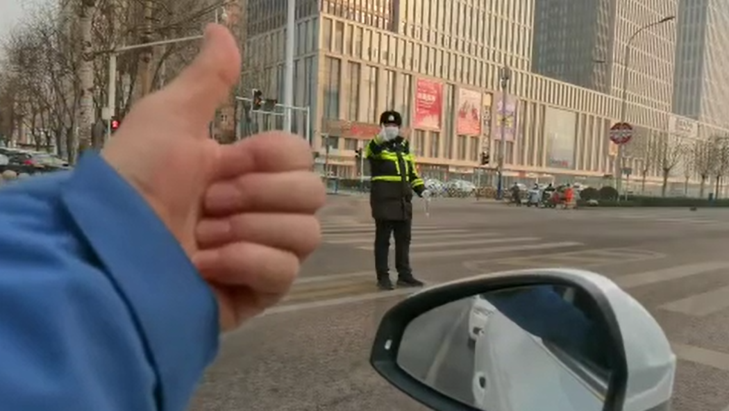 石家莊路人和交警的這個(gè)“暗號(hào)”，真暖！