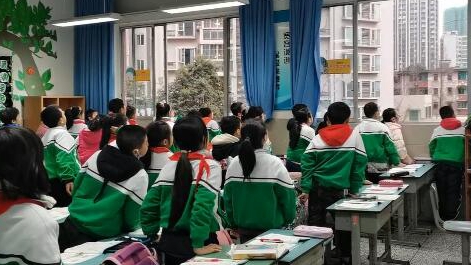 課上到一半，同學(xué)們卻把頭望向了外面！校長說：點(diǎn)贊！