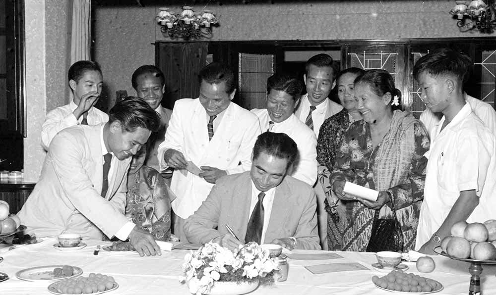 1955年4月25日，為迎接亞非會議而組織的萬隆人民委員會的代表請周恩來總理簽名留念。