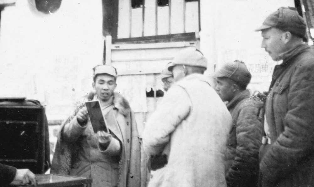 沙飛向參觀者講《晉察冀畫報(bào)》的制版情況。