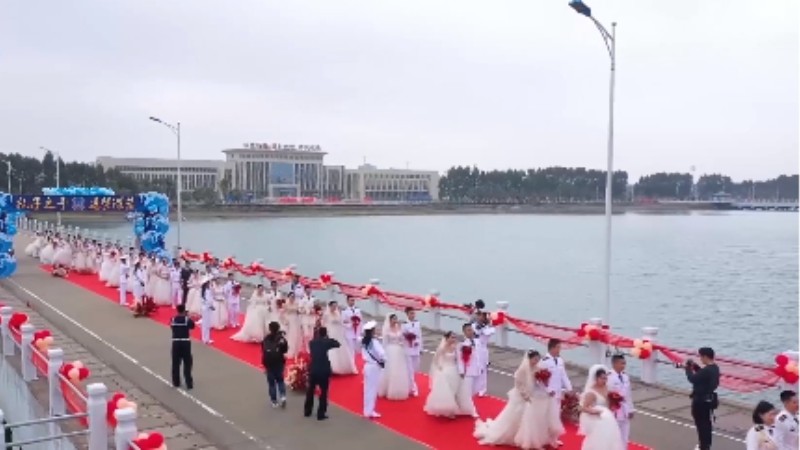 乘風(fēng)破浪來娶你！海軍某部30對(duì)新人舉行集體婚禮