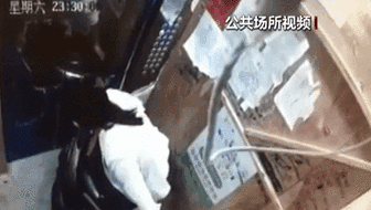 電梯內(nèi)突發(fā)自燃 電動(dòng)車進(jìn)樓怎么禁？ 發(fā)現(xiàn)電瓶車有起火苗頭應(yīng)立刻撤離